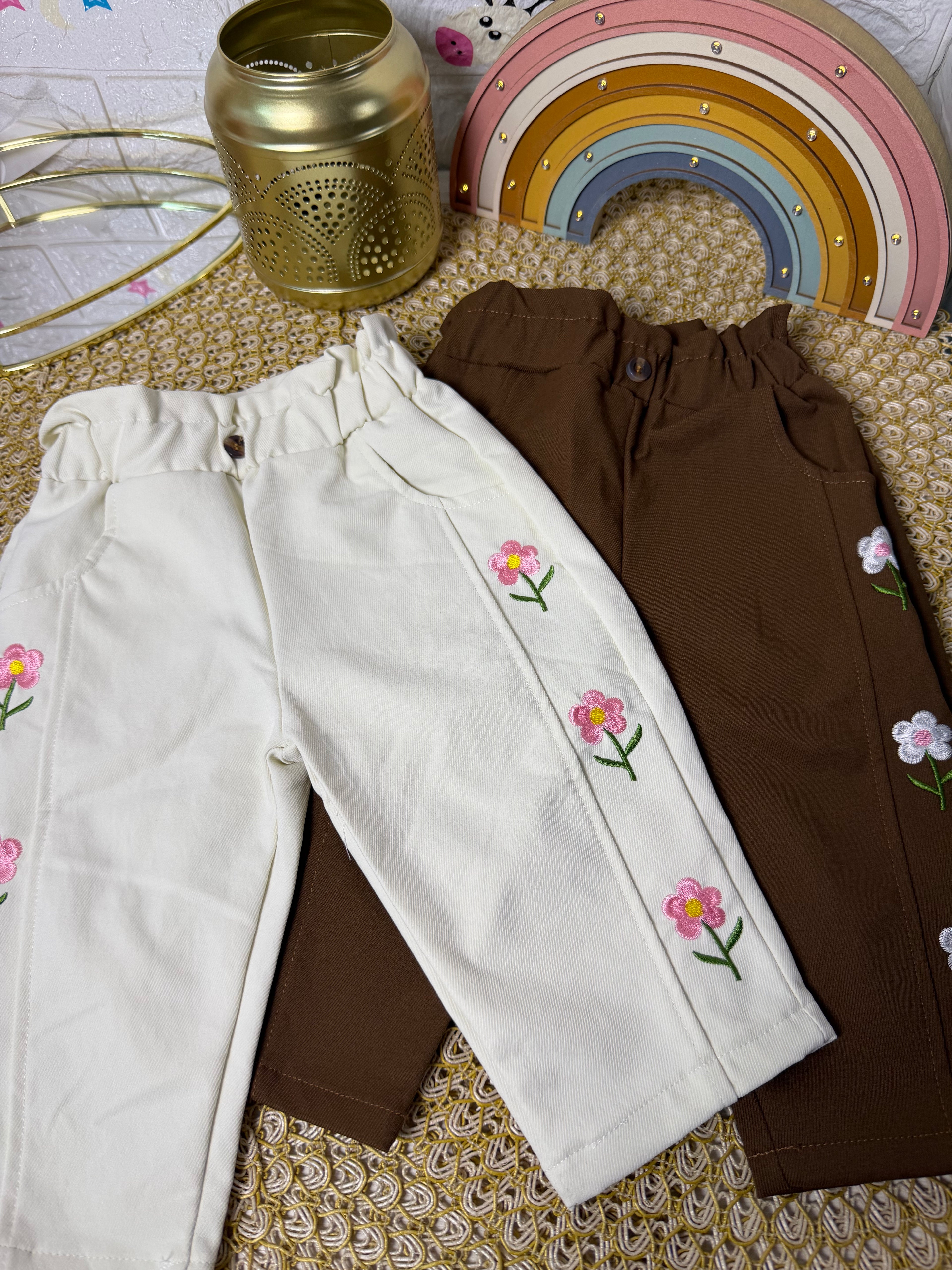 Pantalón con bordados de flores