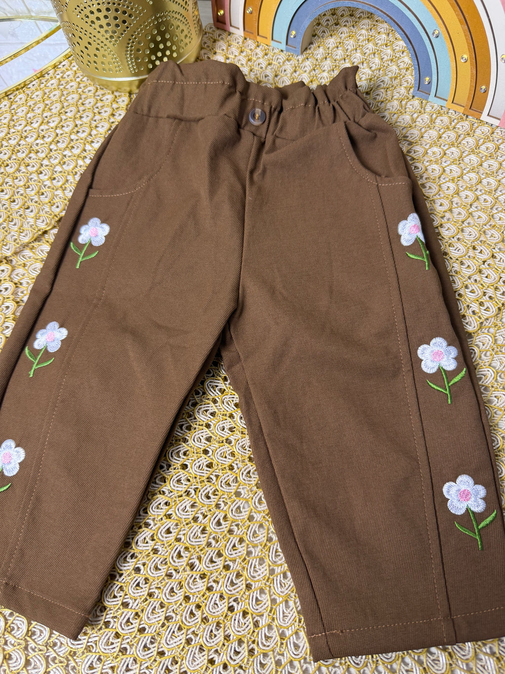 Pantalón con bordados de flores