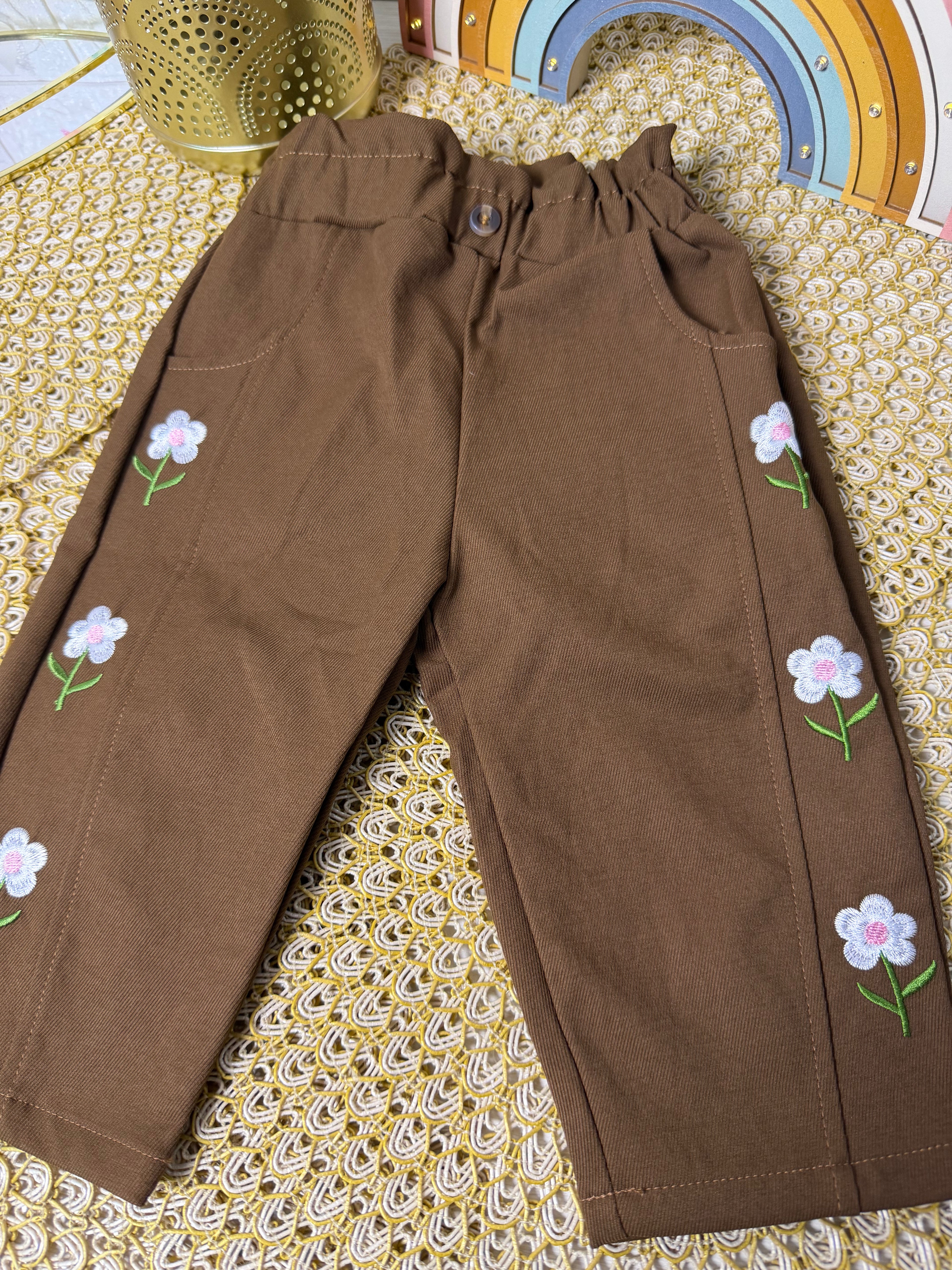 Pantalón con bordados de flores