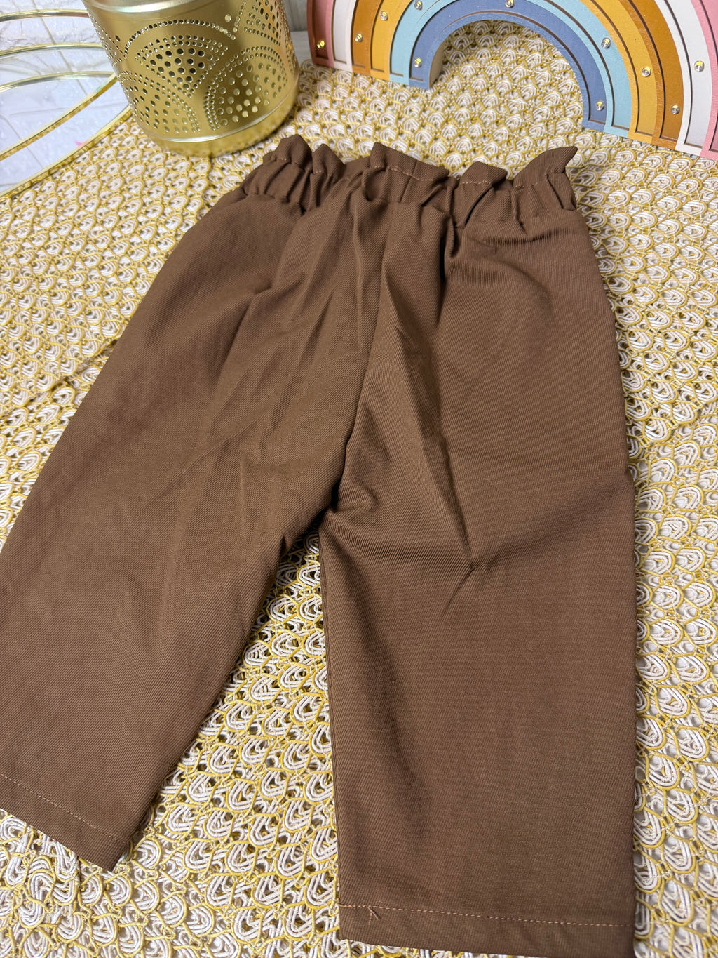 Pantalón con bordados de flores