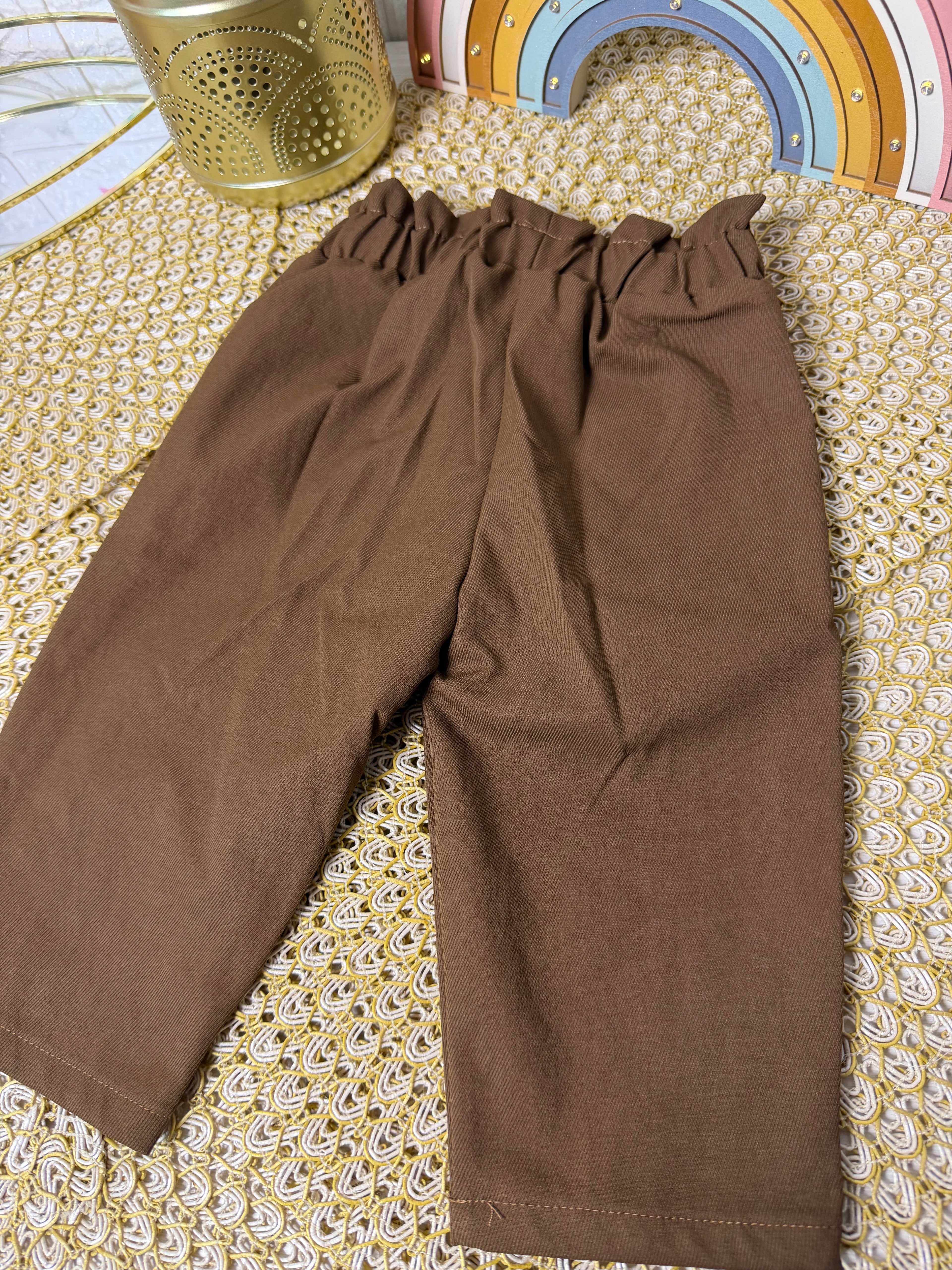 Pantalón con bordados de flores