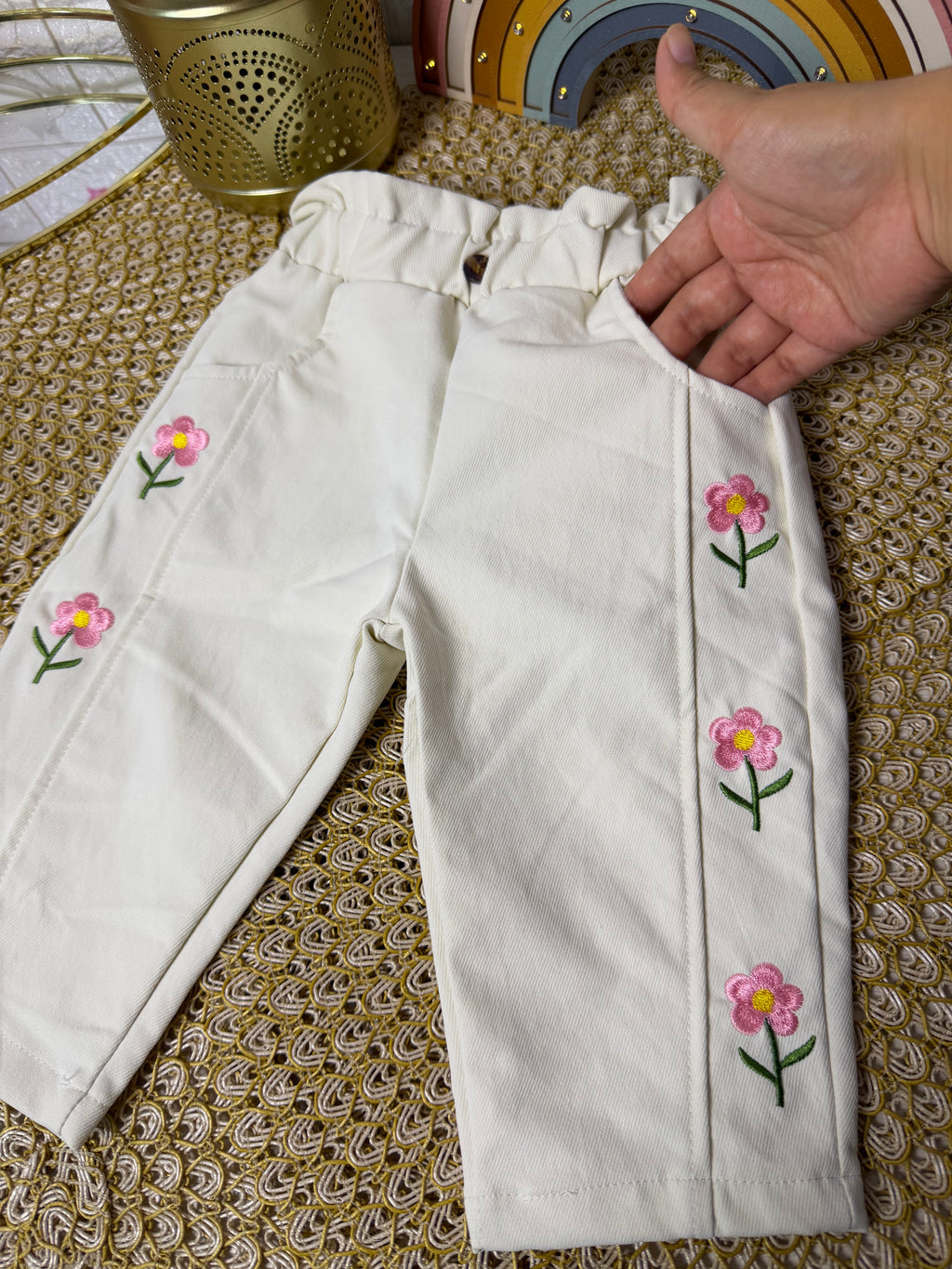 Pantalón con bordados de flores