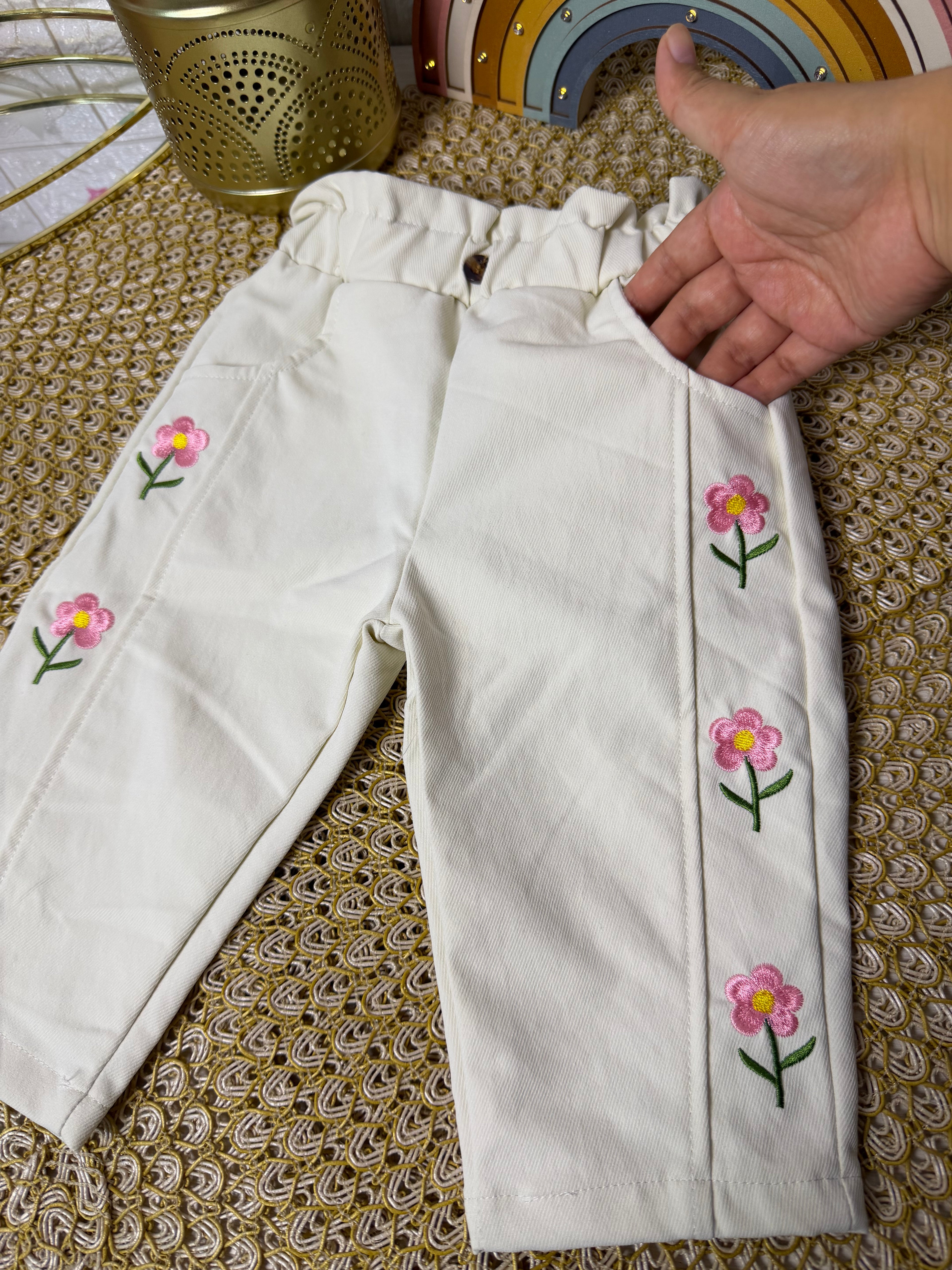 Pantalón con bordados de flores