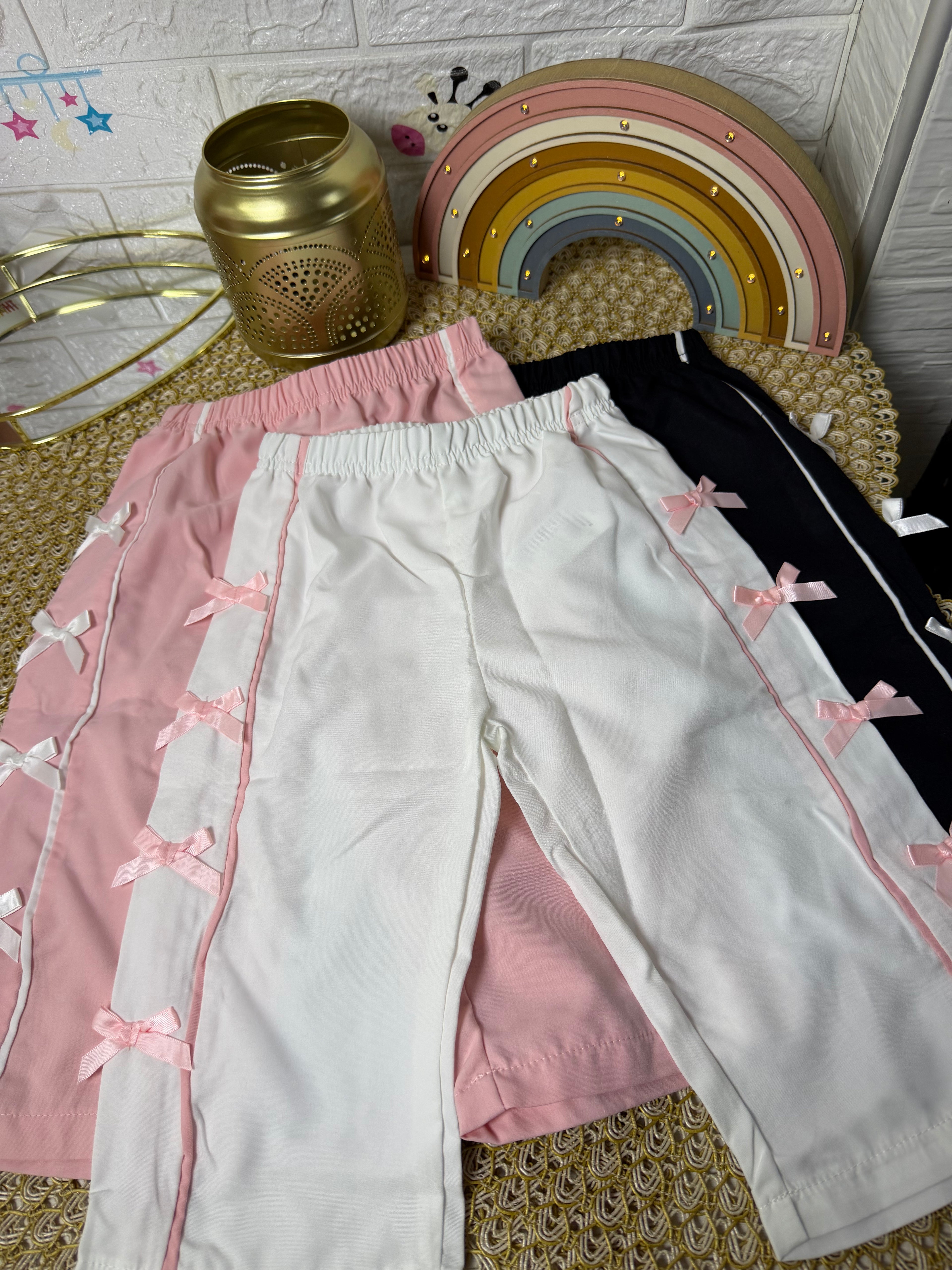 Pantalón liso con lazos