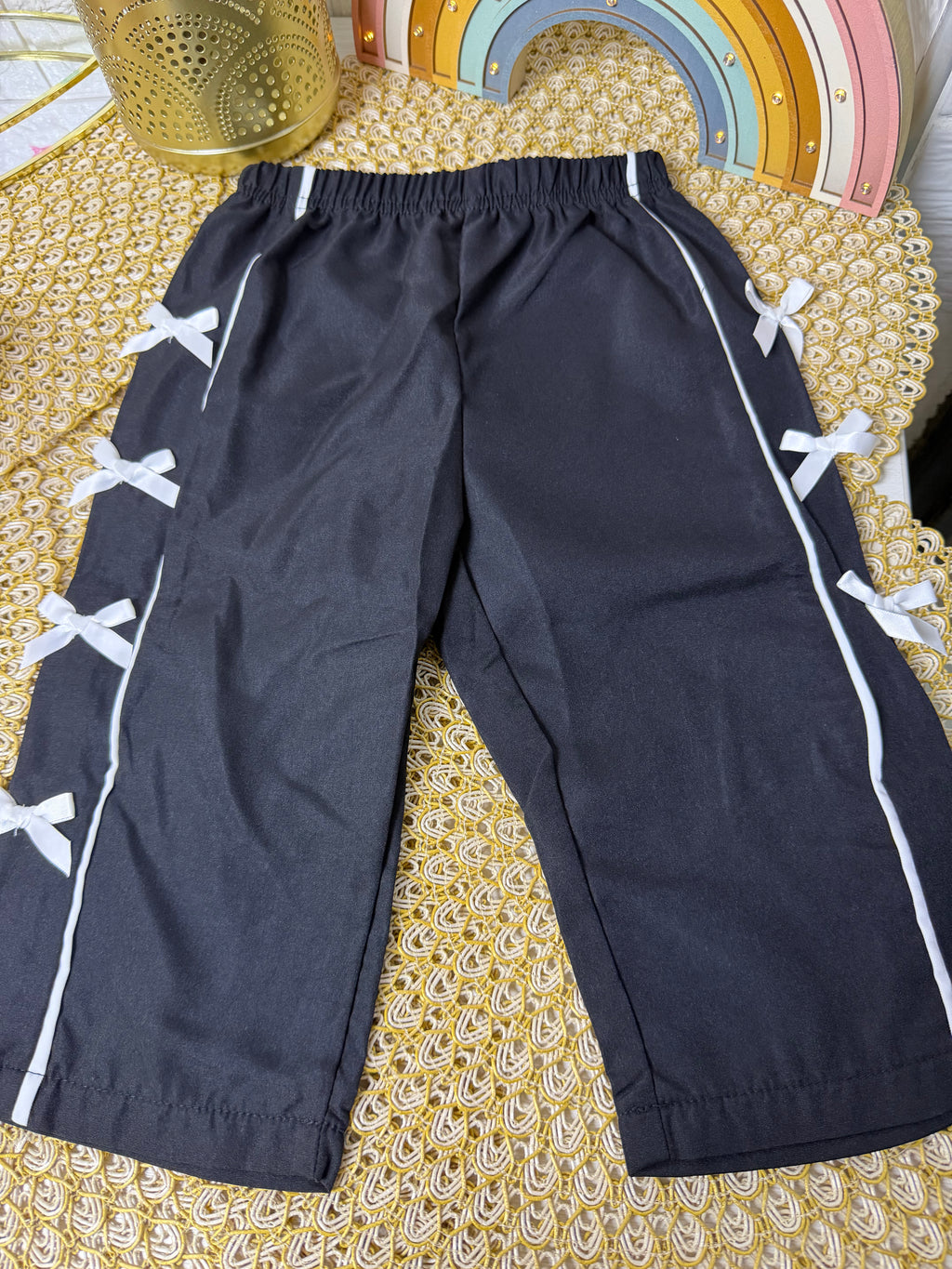 Pantalón liso con lazos