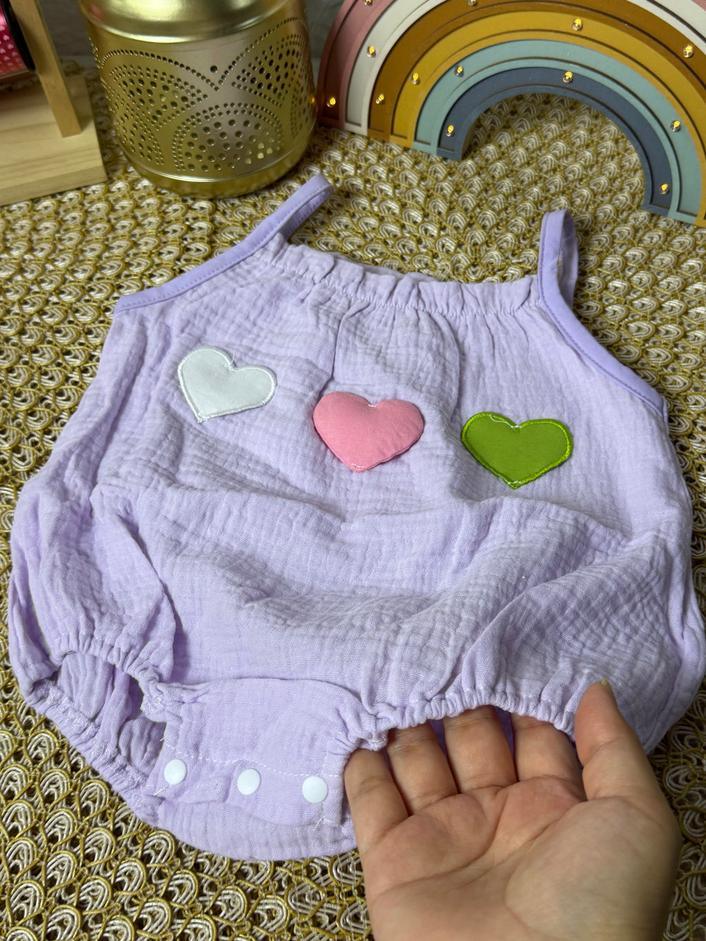 Pelele fresco lila corazones