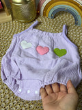 Pelele fresco lila corazones