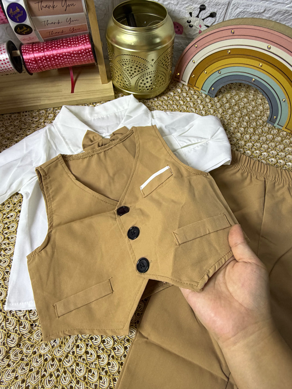 Conjunto 3 piezas con chaleco marrón claro