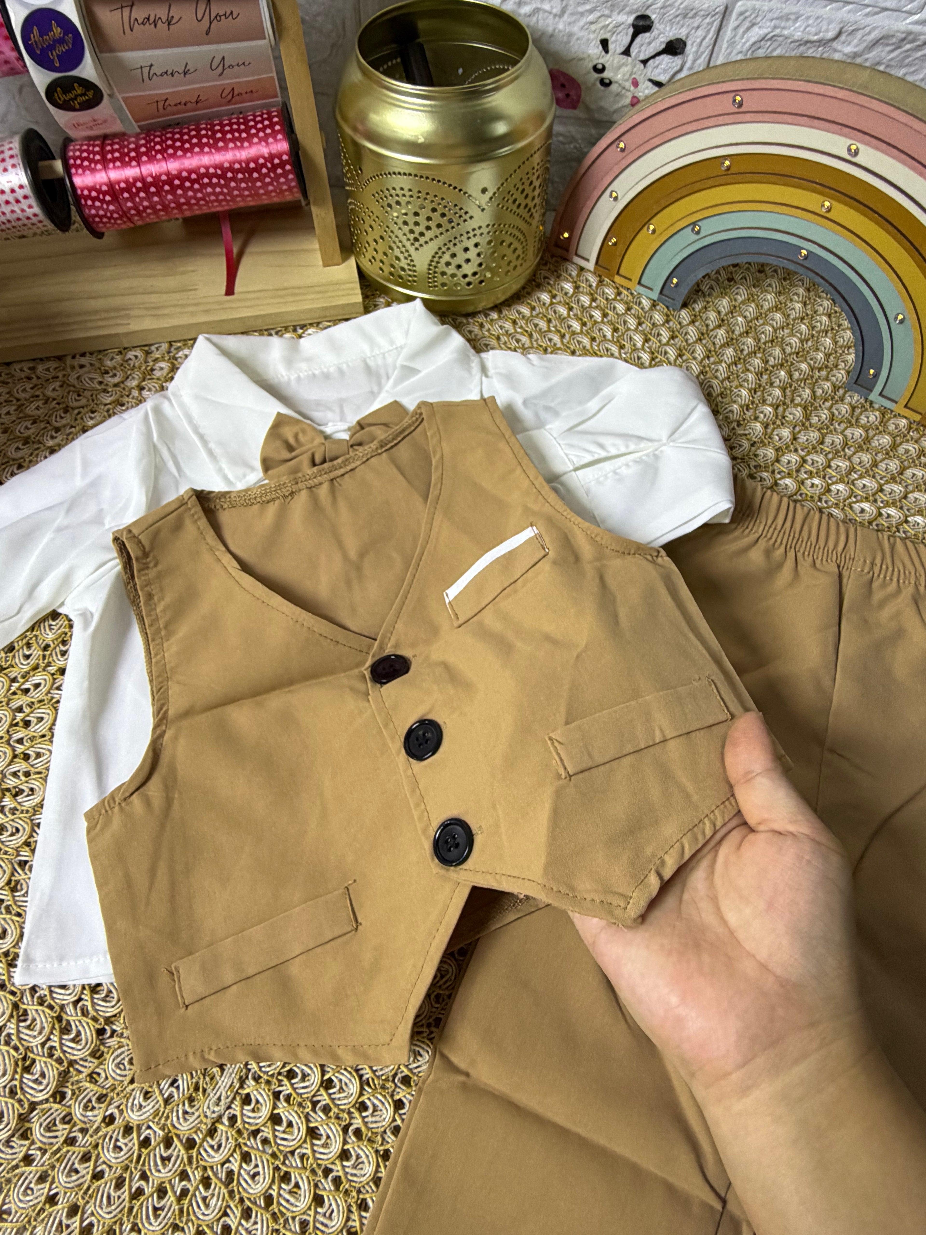 Conjunto 3 piezas con chaleco marrón claro