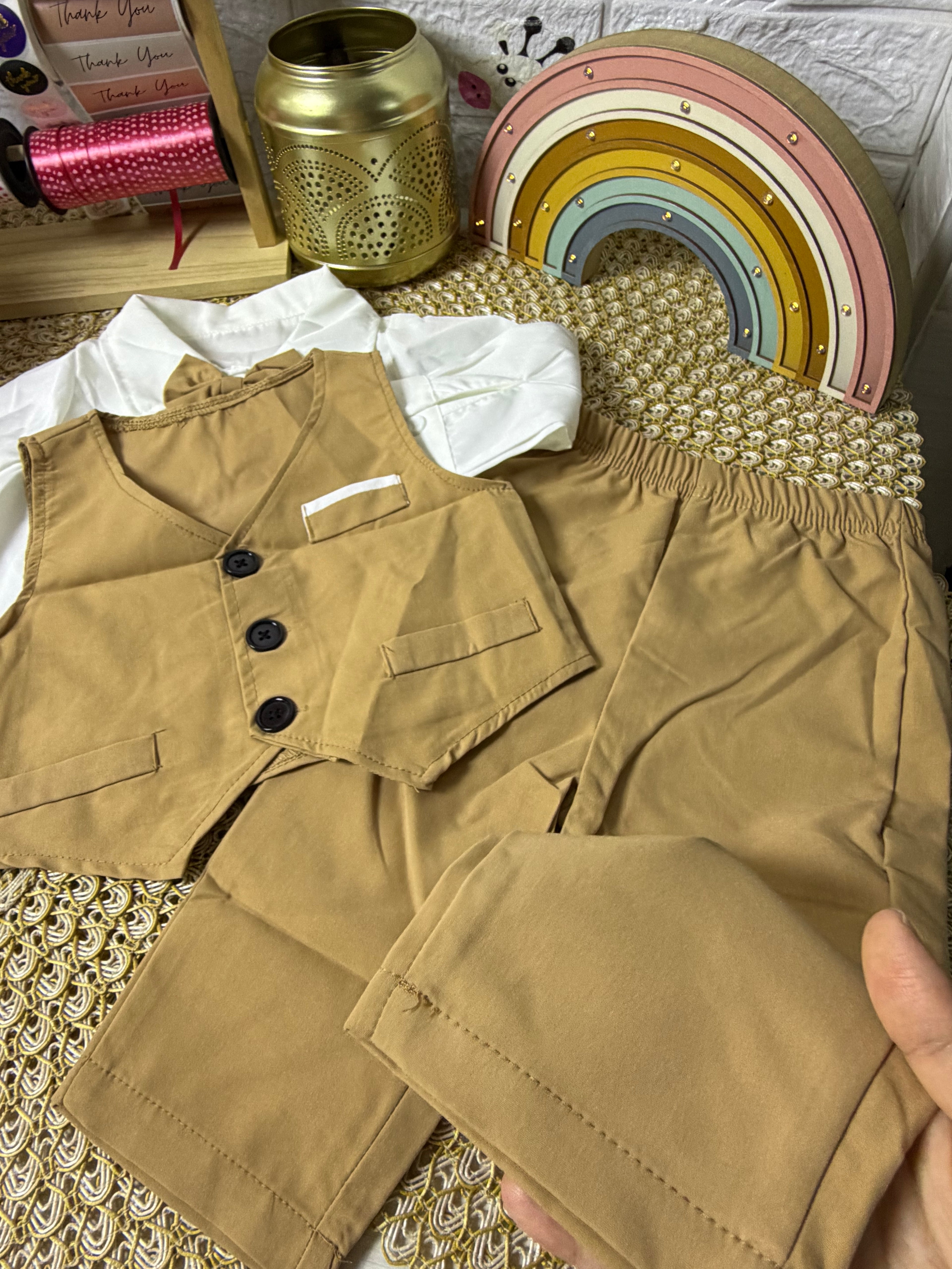 Conjunto 3 piezas con chaleco marrón claro