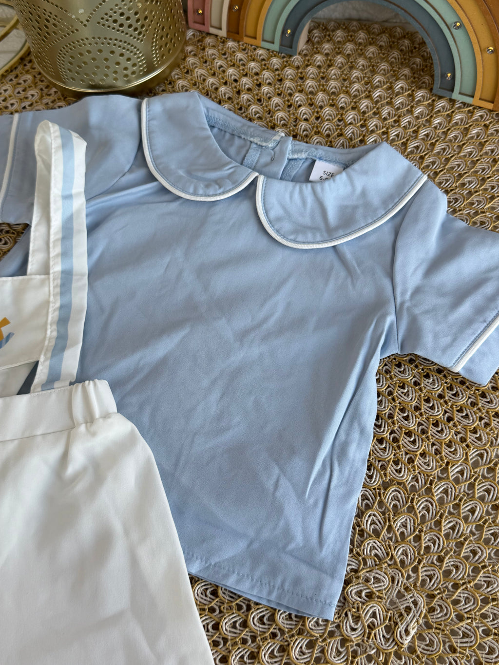 Conjunto 2 piezas celeste con overol blanco