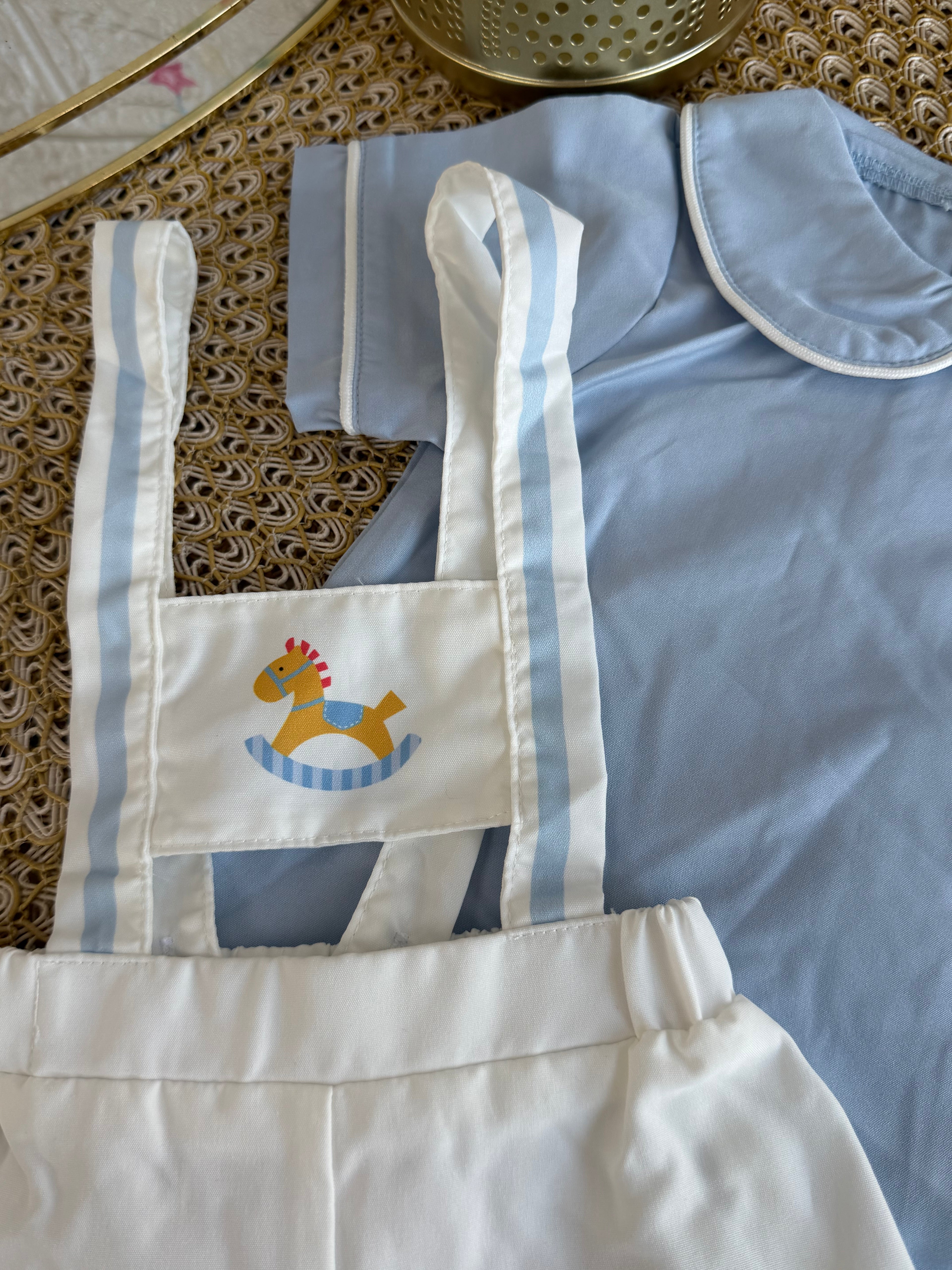 Conjunto 2 piezas celeste con overol blanco